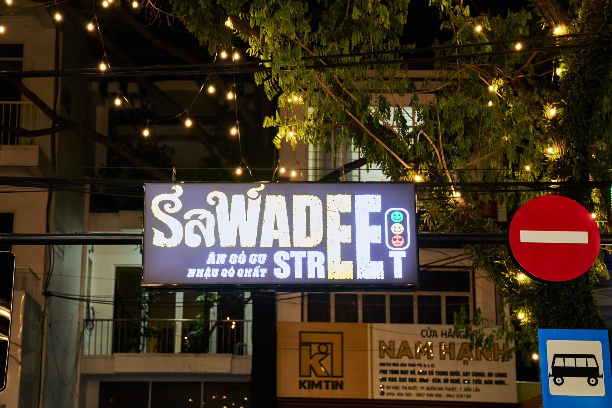 Biển hiệu SAWADEE STREET phát sáng buổi tối